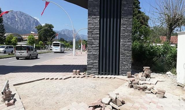 Kemer'de yol ve kaldırım çalışmaları