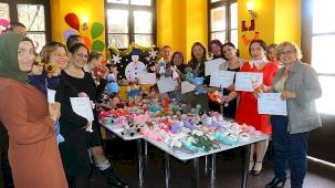 Antalya Büyükşehir Belediyesi'nin örgü bebek atölyesinde eğitim alan kursiyerler katılım belgelerini aldı