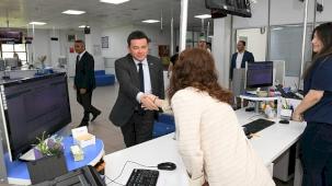 Başkan Aydın mesaiye personeli ziyaret ederek başladı