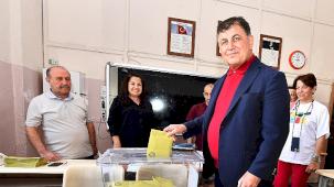 Başkan Cemil Tugay İzmir Tabip Odası seçimlerinde oyunu kullandı