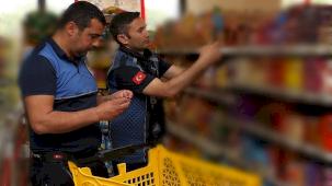 Burhaniye zabıtası ilçe genelindeki zincir marketlere kapsamlı bir denetim gerçekleştirdi