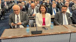 Foça Belediye Başkanı Saniye Bora Fıçı nazar boncuğu ile uğurlandı