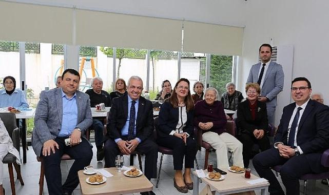 Başkan Şadi Özdemir'den huzurevindeki annelere sürpriz ziyaret