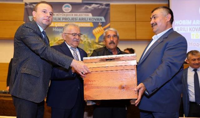 Büyükşehir’den 6 Milyon 270 bin TL’lik arılı kovan dağıtım töreni