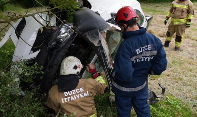 Düzce'de hakimiyeti kaybederek yoldan çıktı! 3 yaralı