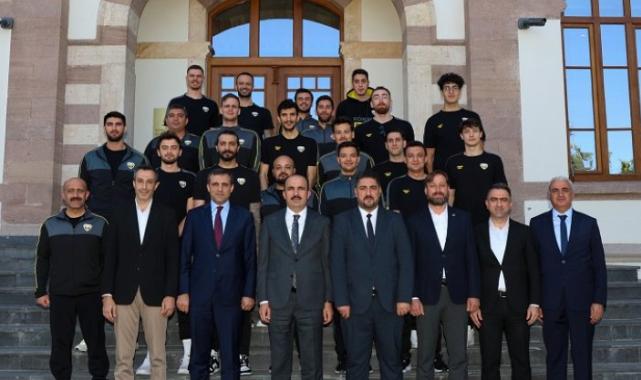 Konya'da yükselen takımdan Başkan Altay'a ziyaret