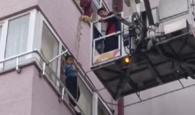 Mahsur kalan çocuğu itfaiye ekipleri kurtardı