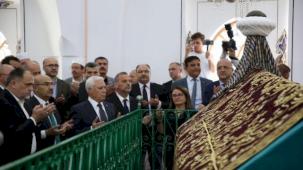 Bursa'da 6 asırlık türbenin ‘puşide örtüsü’ yenilendi