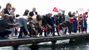 Kocaeli'den 'büyük aile' mesajı... Denize kağıttan gemiler bırakıldı