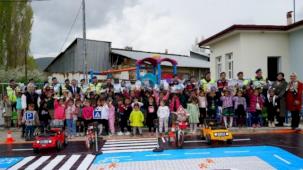 Köy okulu miniklerine trafik eğitimi