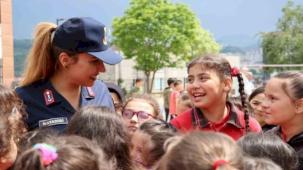 Minikler jandarma ekipleriyle eğlenceli vakit geçirdi