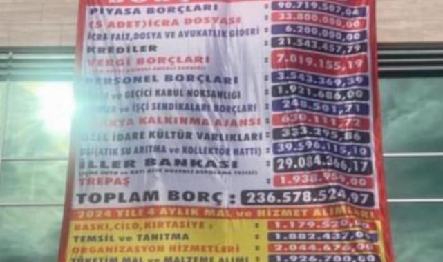 Uzunköprü'nün borçları belediye binasına asıldı
