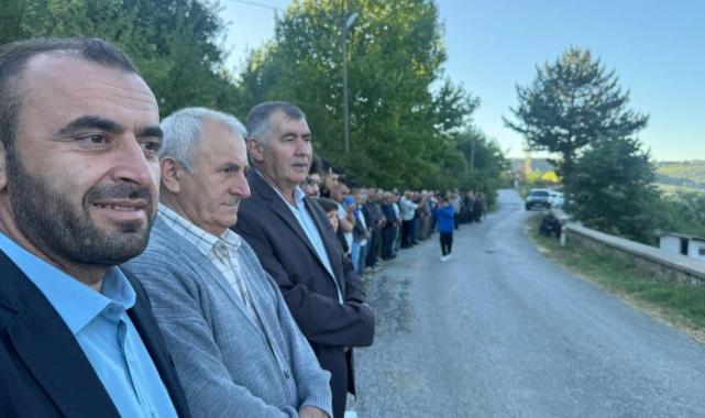 Bursa'da vatandaşlar bayram namazı sonrası mezarlıklara akın etti