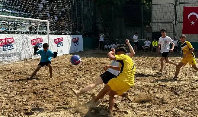Kocaeli Gölcük'te 'kum futbolu' heyecanı