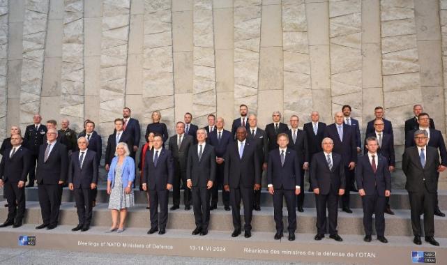 NATO'da geleneksel aile fotoğrafı