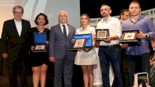 Başarılı gazeteciler ödüllerini Başkan Bozbey’in elinden aldı