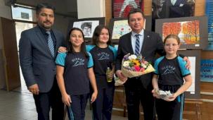 Başkan Aydın, öğrenciler ile birlikte okul boyadı