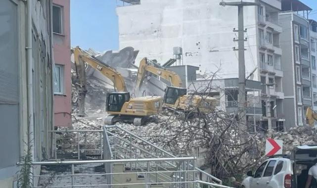 Hatay'da riskli binaların yıkımı devam ediyor
