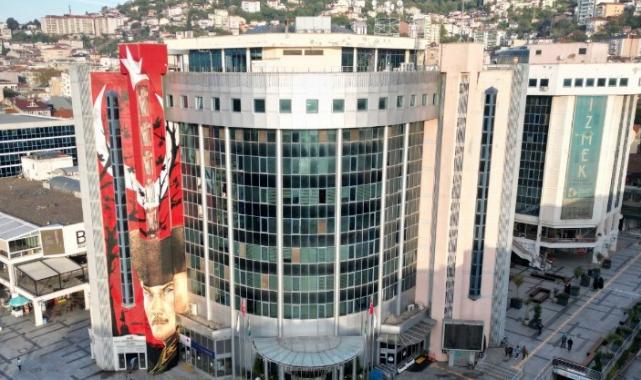 İzmit'te kaldırım işgali yapan spotçulara mühürleme uyarısı