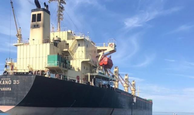 Kuru yük gemisi İstanbul Boğazı'nd arıza yaptı! Karaya sürüklendi