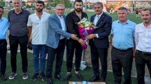 Açılış maçının santrasını Başkan Alemdar yaptı