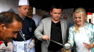 Başkan Aydın, kazanın başına geçti aşure dağıttı