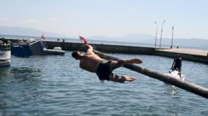 Kabotajın coşkusu... Mudanya'da yağlı direkte bayrak için yarıştılar