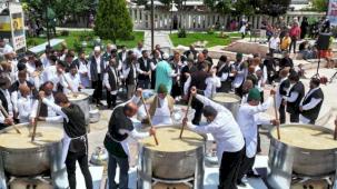 Konya'da 4 ton aşure kaynatıldı