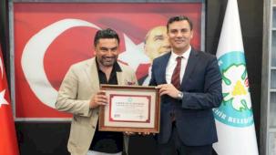 Manisa'da Çağrı Kanver’e Fahri Hemşehrilik unvanı verildi