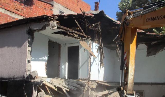 Tehlike saçan metruk binalar yıkılıyor