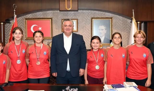Yalovalı başarılı güreşçilerden Başkan Gürel'e ziyaret