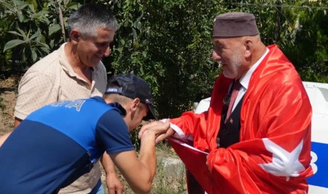 Düzce'de Adem Amca'nın bayrak sevgisi