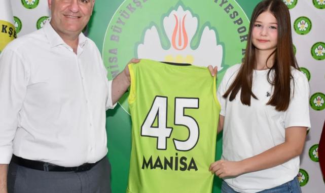 Manisa Büyükşehir filede Güneş'i renklerine bağladı