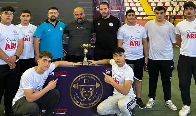 Nevşehir Belediyesi Gençlik ve Spor Kulübü Halter Takımı yıldızlarda Türkiye beşincisi oldu