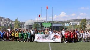 İzmit'te Zafer Bayramı Futbol Turnuvasında minikler sahne aldı