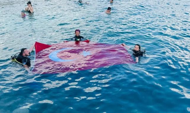 Zafer Bayramı'nı Saros’da bayrak açarak kutladılar