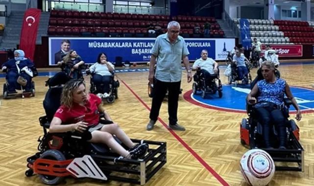 İzmir'de engeller tekerlekli sandalye futbolu ile kalktı