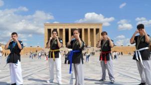 Alpagut Turan Federasyonu Anıtkabir'e çıkartma yaptı