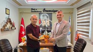 Gölcük Belediye Başkanı Ali Yıldırım Sezer, Ahilik Haftası kapsamında Gölcük Esnaf ve Sanatkârlar Odası'nı ziyaret etti.