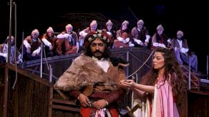 Yaşar Kemal'in 1970 yılında yayımlanan, 13 dile çevrilerek dünyada yoğun ilgi gören romanı büyük bir prodüksiyonla 36 yıl aradan sonra Şehir Tiyatroları'nda