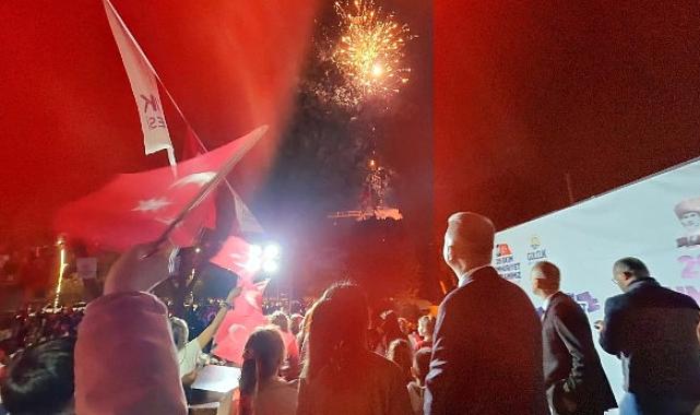29 Ekim Cumhuriyet Bayramı'nın 101.yıl dönümü coşkusu, Gölcük'te coşkulu bir kalabalığın katıldığı fener alayı ile kutlandı.