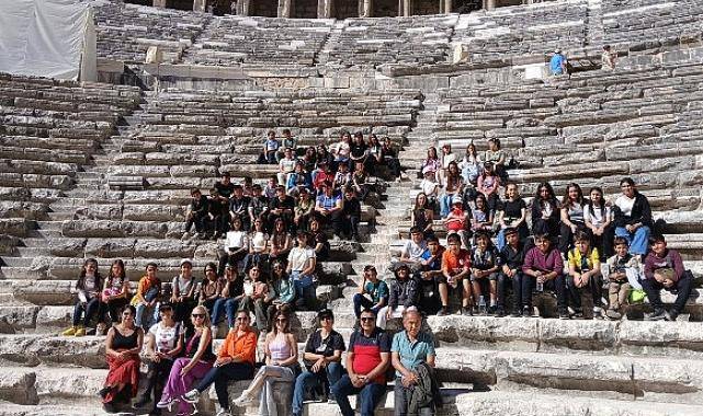 Antalya Büyükşehir'den Cumhuriyet Haftasında Çocuklara Aspendos-Side Tanıtım Gezisi