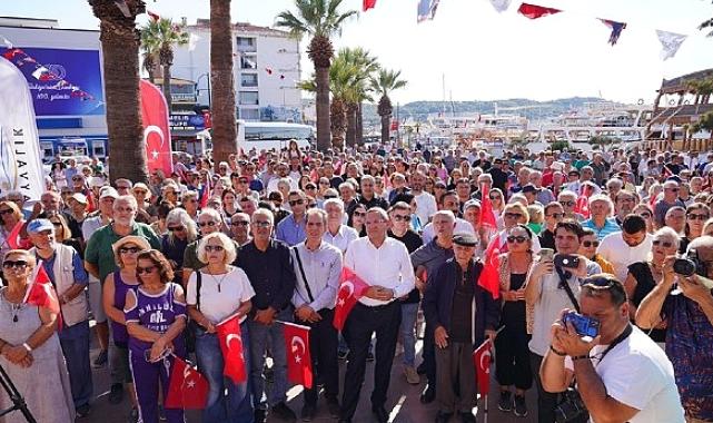 Ayvalık'ta 8 Ekim Salı günü sabah saatlerinde Atatürk Anıtı'na yapılan saldırıya vatandaşlardan tepki yağdı.