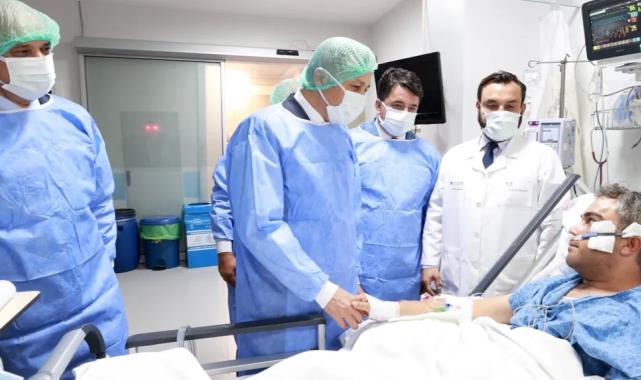 Bakan Yerlikaya'dan ağır yaralı polis memuruna hastane ziyareti
