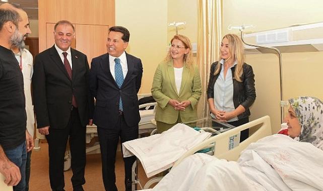 Başkan Ovalıoğlu, metrobüste doğan bebeği ziyaret etti.
