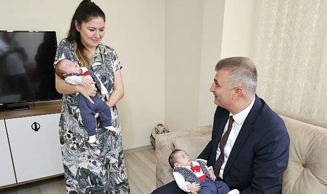 Başkan Sezer'den ikiz bebeklere hoş geldin sürprizi