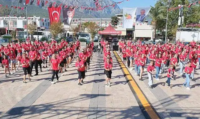Başkan Topaloğlu'ndan 430 dansçı karşısında zeybek
