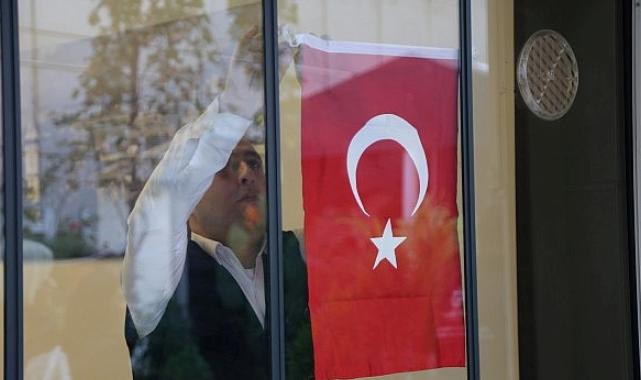 Büyükşehir 12 ilçede 25 bin Türk Bayrağı dağıttı