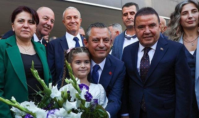 CHP Genel Başkanı Özgür Özel Antalya Büyükşehir Belediyesi'ni ziyaret etti