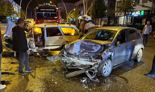 Düzce'de iki otomobil çarpıştı: 3 yaralı